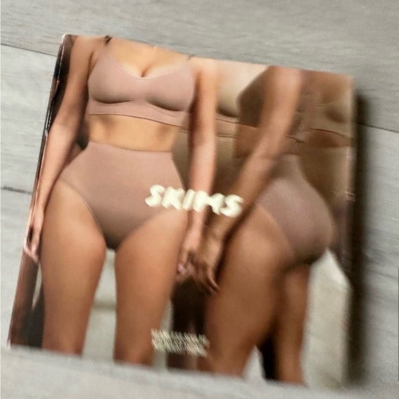 Skims Shaping Underwear MID WAIST THONG. New, Comes in Original Skims Packaging. - Picture 6 of 8